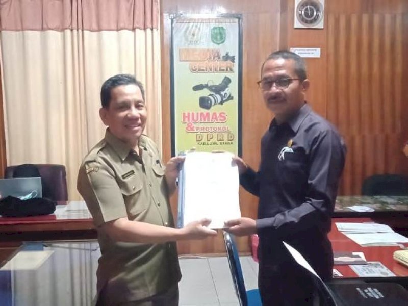 Pemkab Lutra secara resmi menyerahkan dokumen Laporan Keterangan Pertanggungjawaban (LKPj) Bupati Luwu Utara kepada DPRD, Senin (7/3/2022).