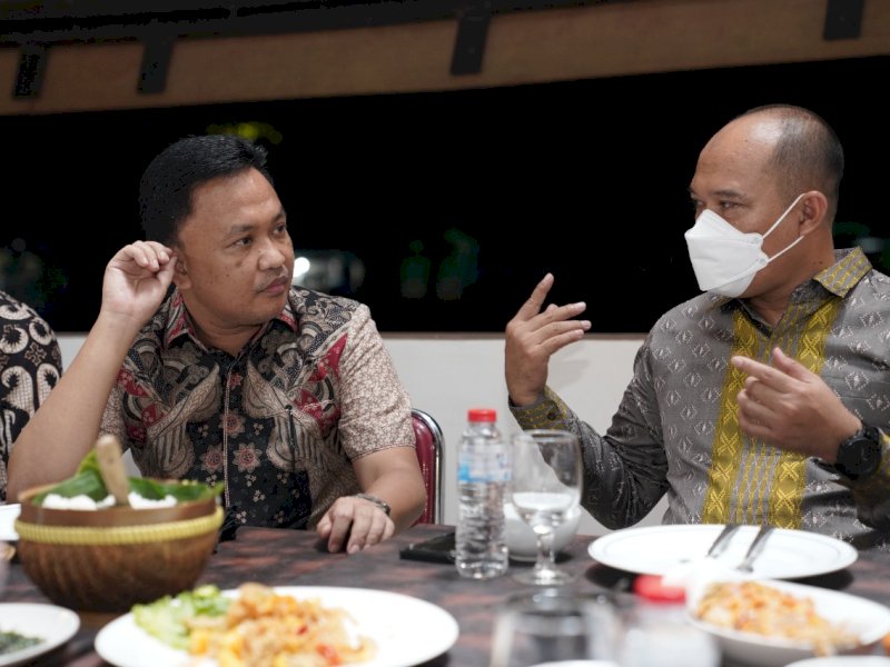 Bupati Bantaeng Ilham Azikin bersama Kajari Bantaeng pada malah ramah tamah di pusat kuliner Pantai Seruni, Senin, 7 Maret 2022.