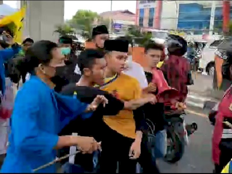 Mahasiswa melakukan pengeroyokan terhadap personel polisi saat unjuk rasa kemarin. 