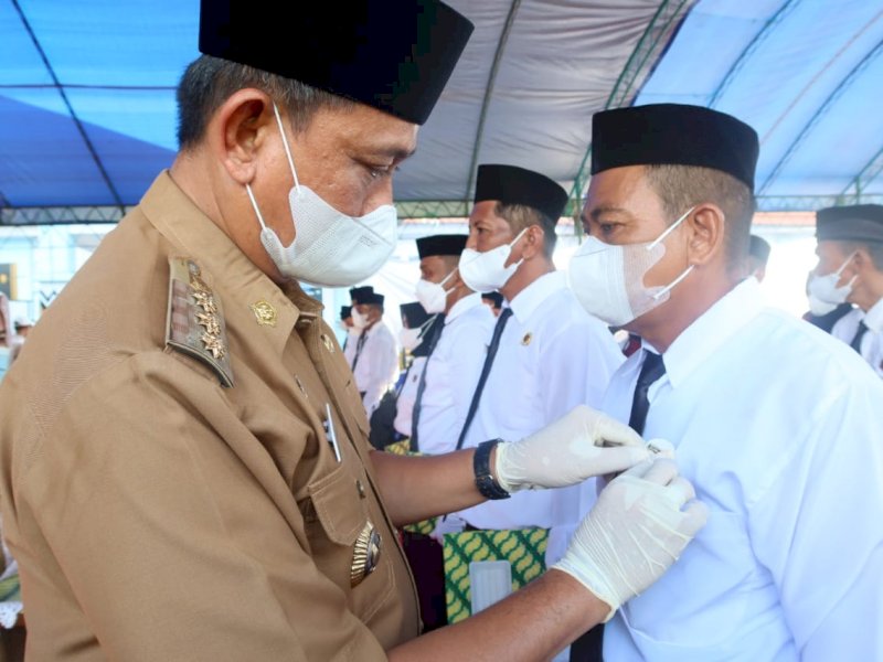 Bupati Wajo Amran Mahmud melantik anggota BPD. 