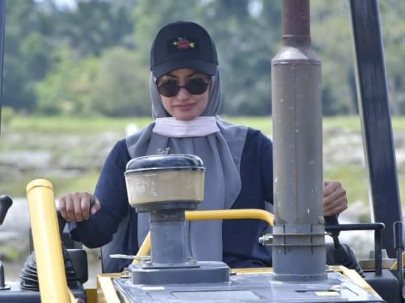 Bupati Indah Putri Indriani menjajal buldozer di area persawahan Desa Radda.