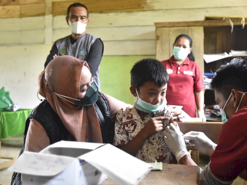 Bupati Lutra Indah Putri Indriani meninjau vaksinasi pelajar di Seko. 