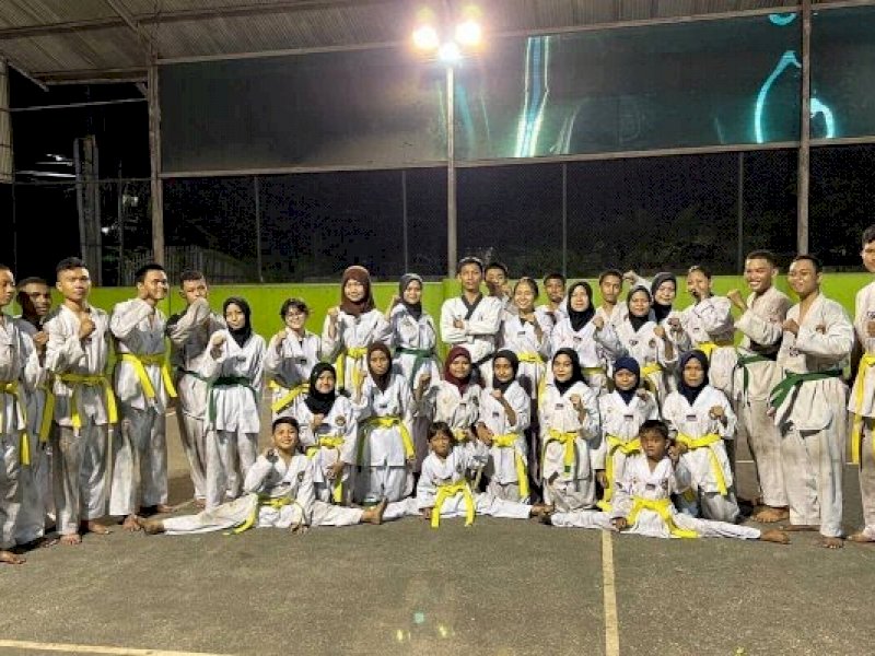 Atlet Taekwondo Ranting DPRD Kota Makassar foto bersama usai latihan persiapan mengikuti kejuaraan Open Tournament Taekwondo Gubernur Sulsel 2022.