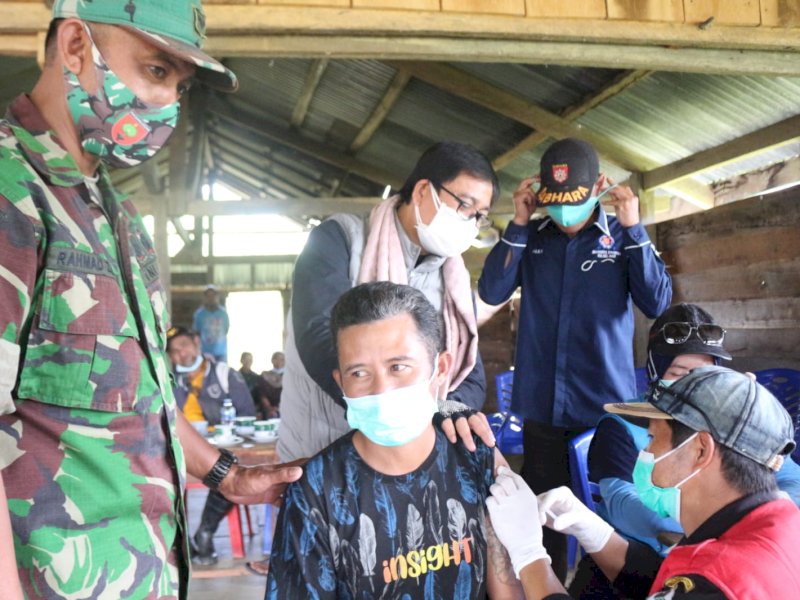 Wakil Bupati Luwu Utara Suaib Mansur memantau proses vaksinasi dan pemberian Bantauan Langsung Tunai Dana Desa (BLT DD) di Desa Taloto.