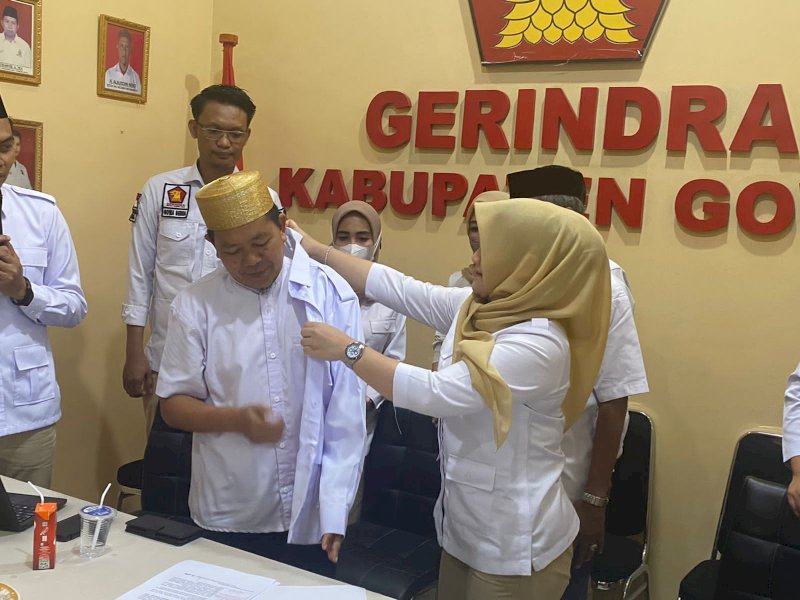 Ketua DPC Partai Gerindra Gowa Andi Tenri Indah menyematkan baju Gerindra kepada Kader PAN Muh Yunus Palele.