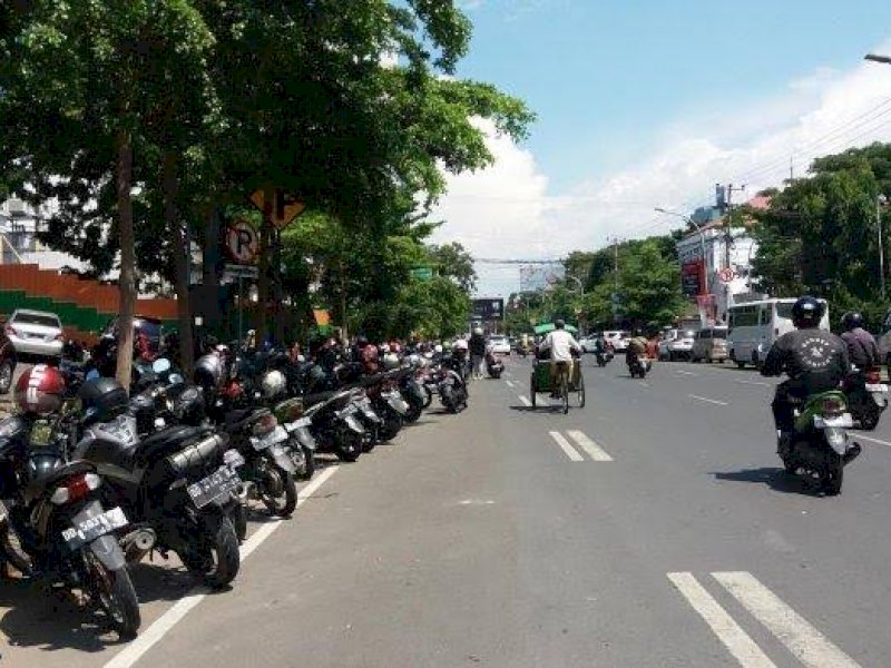 Area Parkir di Jalan Ahmad Yani Makassar yang menggunakan pedestrian jalan. 