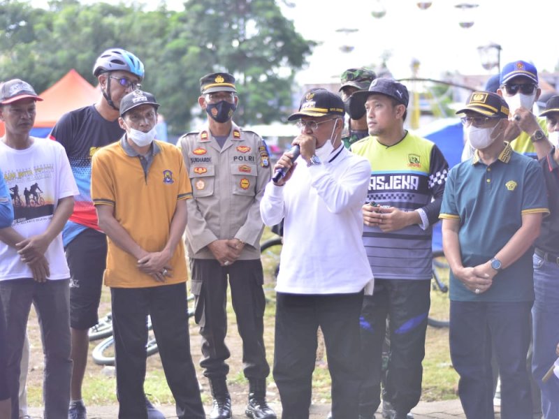 Bupati Jeneponto Iksan Iskandar melepas peserta cross country. 