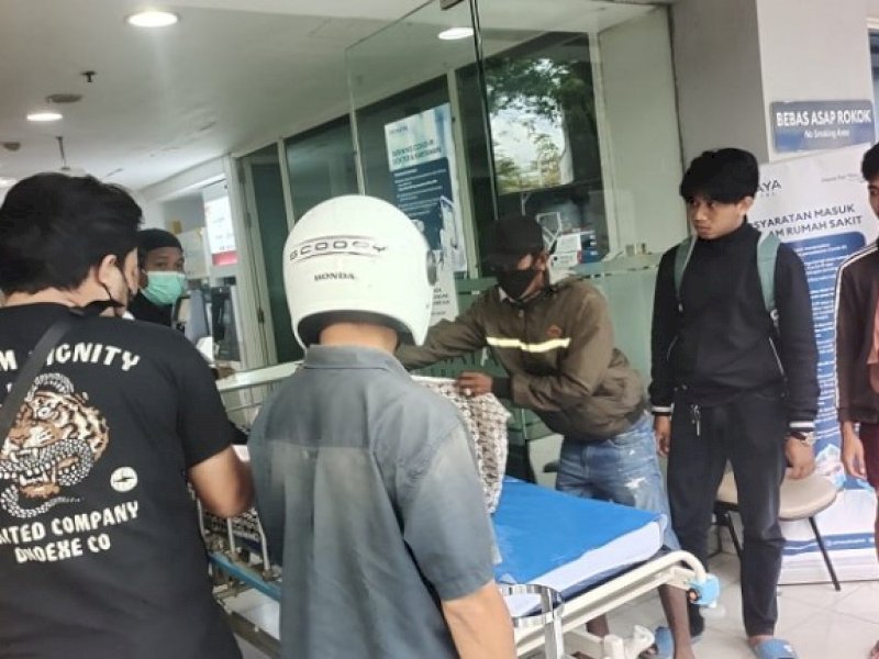 Buruh Bangunan yang dievakuasi ke RS usai dianiaya rekannya. 