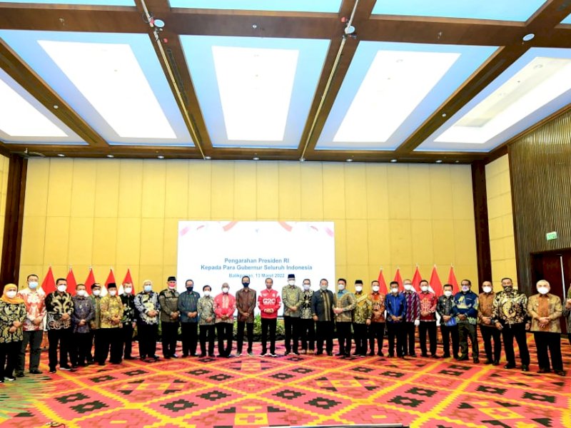 Para gubernur mendampingi Presiden Joko Widodo dalam kunjungan kerjanya ke Kawasan Titik Nol Kilometer Ibu Kota Negara (IKN) Nusantara di Kabupaten Penajam Paser Utara, Kalimantan Timur, Senin (14/03/2022).