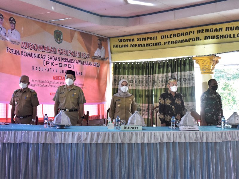 Bupati Luwu Utara Indah Putri Indriani saat membuka musyawarah kabupaten ke-3 Forum Komunikasi Badan permusyawaratan Desa (FK-BPD) yang digelar, Selasa (15/03/2022)