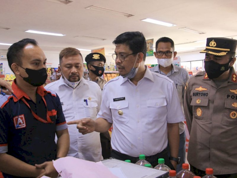 Wakil Bupati Bulukumba Andi Edy Manaf mengecek ketersediaan minyak goreng di sejumlah gudang distributor, Rabu (16/3/2022).