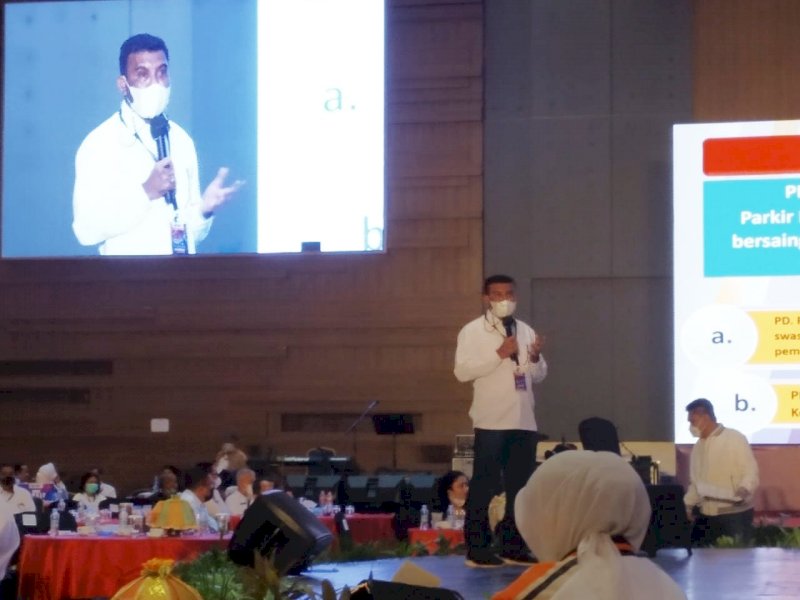 Penjabat Direksi Perumda Parkir Makassar Nikolaus Beni saat memaparkan program prioritas Perumda Parkir. 