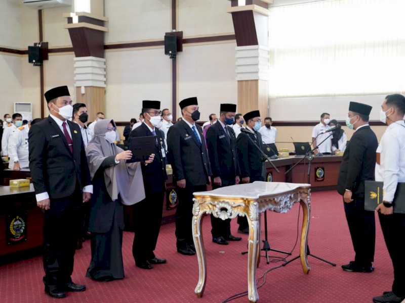 Gubernur Sulawesi Selatan Andi Sudirman Sulaiman melantik 6 pejabat hasil lelang jabatan, Rabu (16/3/2022). 