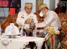 Bupati Bone Serahkan Benda Pusaka Kerajaan Kepada Pangdam Hasanuddin