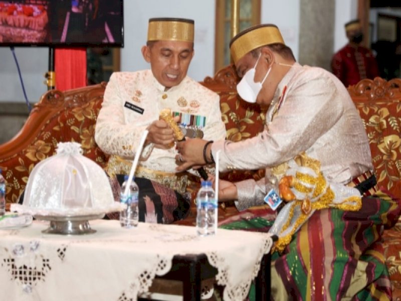 Bupati Bone Fahsar Padjalangi menyerahkan duplikasi benda-benda pusaka Kerajaan Bone kepada kepada anak cucu Raja Bone Andi Mappanyukki, Mayjen TNI Andi Muhammad 