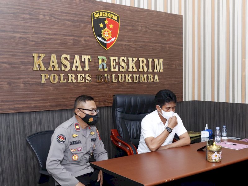 Kasat Reskrim Polres Bulukumba AKP Muhammad Yusuf memberi keterangan terkait penangkapan pelaku penyebar video mesum. 
