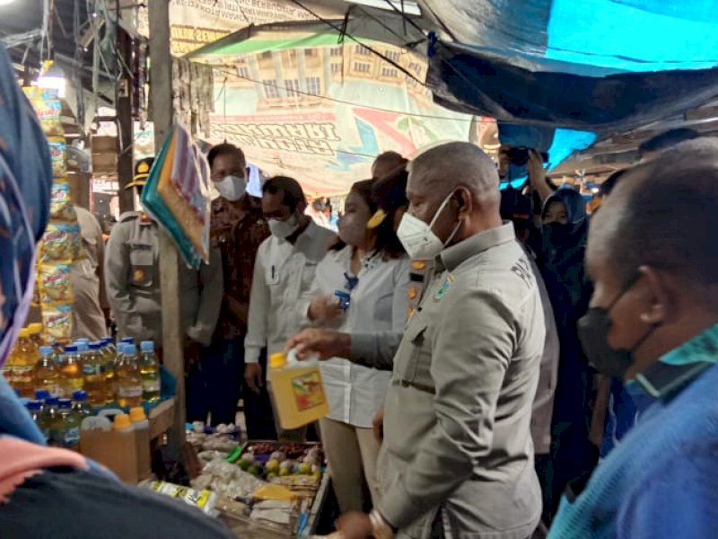 Gubernur Papua Barat Dominggus Mandacan memantau stok minyak goreng, Jumat pagi (18/3/2022).
