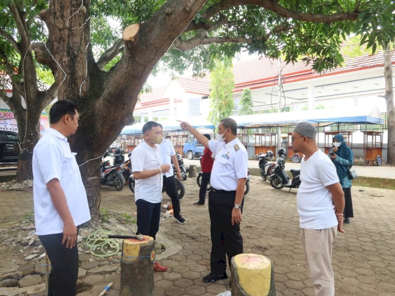 Bupati Wajo Amran Mahmud meninjau kawasan taman baca. 