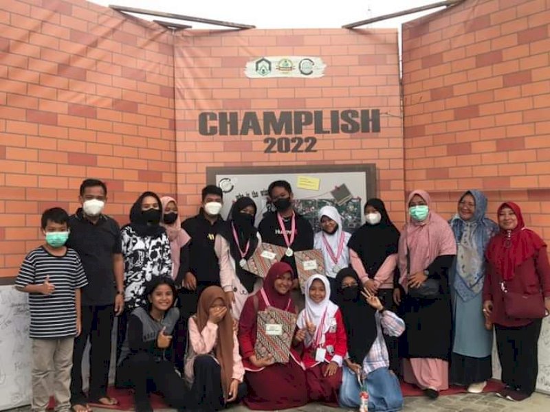 Siswi SD Katokkoan Masamba, keluar sebagai juara lomba Singing Congtest pada event Championship of English (Champlish) 2022 yang digelar IAIN Kota Palopo, Sabtu (20/3/2022).