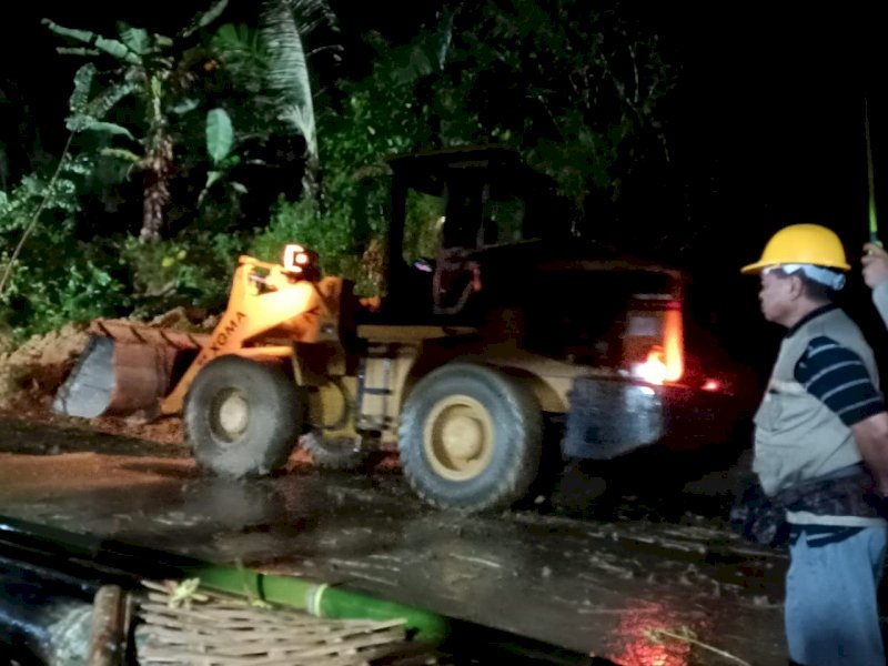 Bupati Torut Yohanis Bassang memimpin tanggap darurat longsor hingga tembus pagi di Buntao. 