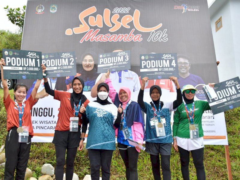Para pelari yang berhasil menaklukkan 10 kilometer jalur Desa Pincara pada even Sulsel Masamba 10K, Minggu (20/3/2022).