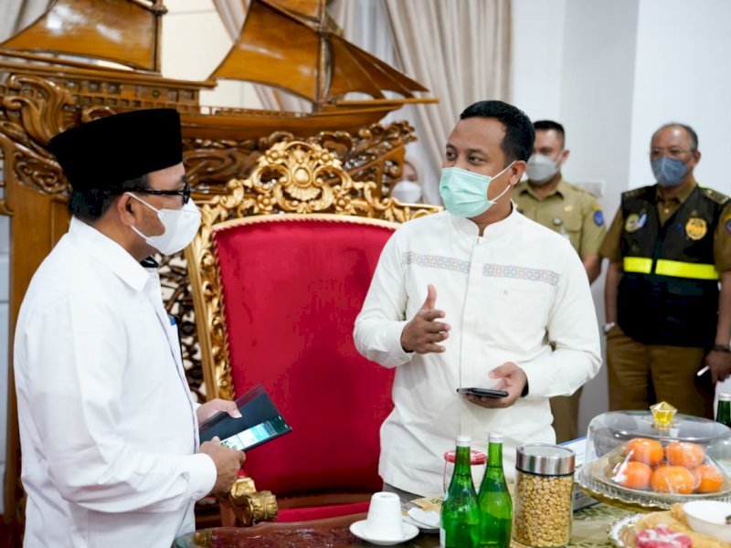 Gubernur Sulsel Sudirman Sulaiman berbincang dengan Pimwil Bulog Bachtiar. 