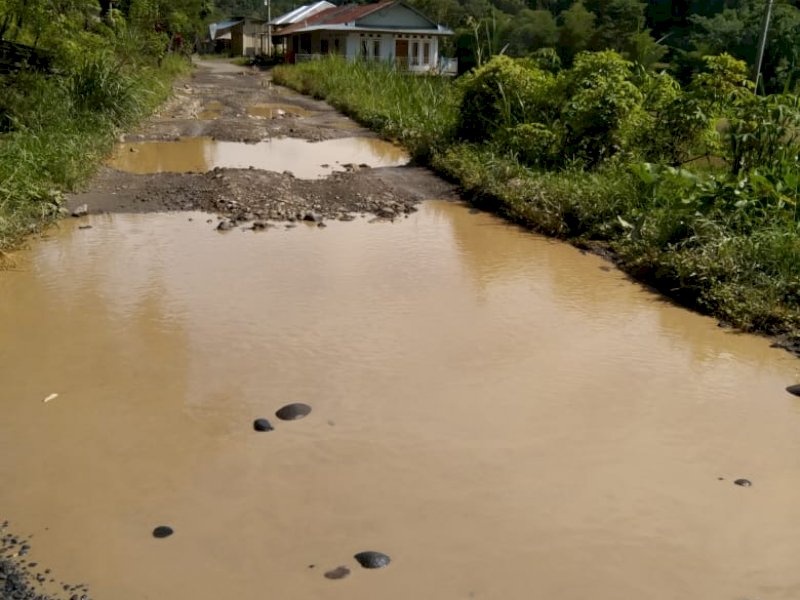 Jalan poros Tapparan Kurra Tator yang rusak parah. 