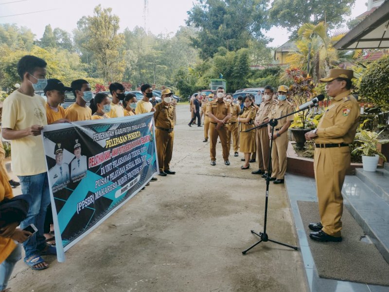 Bupati Toraja Utara Yohanis Bassang melepas peserta pelatihan anak-anak putus sekolah dan anak telantar, Selasa (22/3/2022).