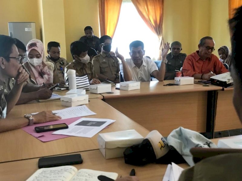 Diskusi roadmap perhutanan sosial di ruang rapat Asisten Administrasi Setda Bulukumba, sore kemarin.