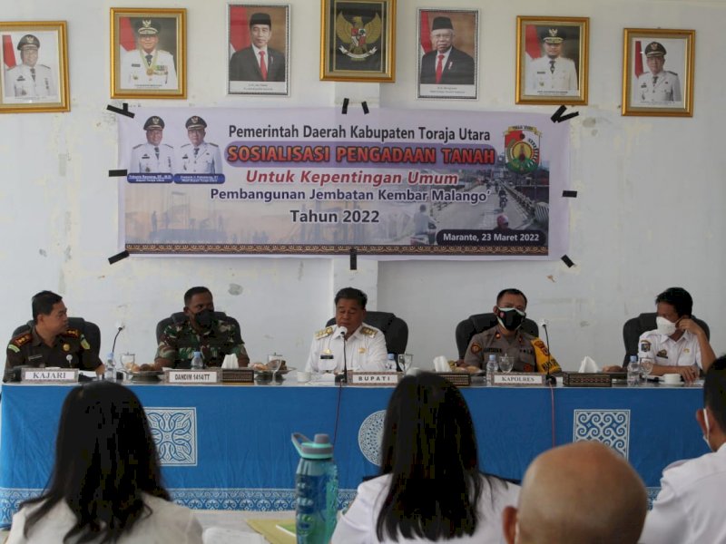 Bupati Torut Yohanis Bassang memimpin sosialisasi Pengadaan Tanah Untuk Kepentingan Umum Pembangunan Jembatan Kembar Malangngo' di Kantor Bupati Toraja Utara, Rabu (23/03/2022).
