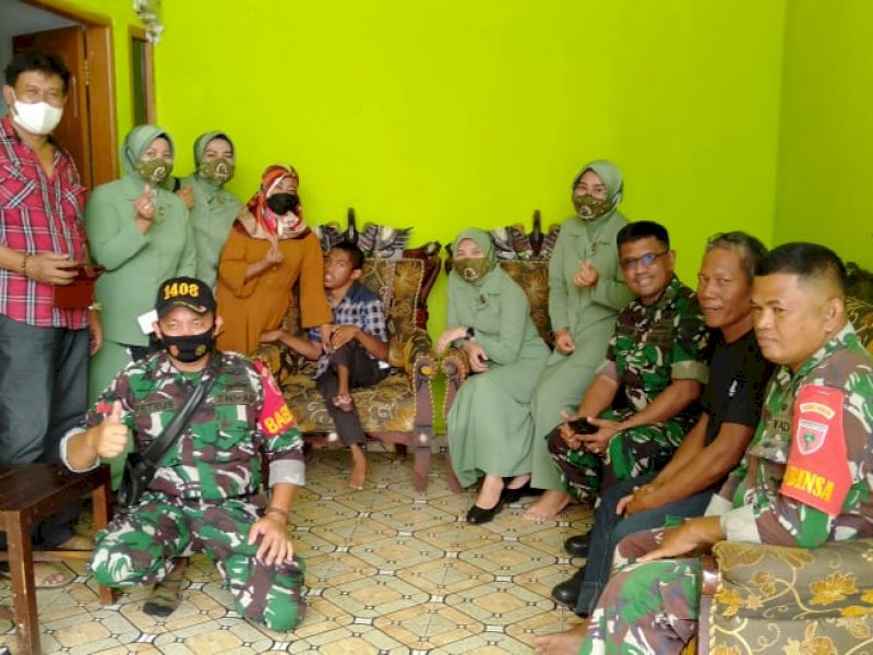 Ketua Persit Kartika Chandra Kirana Cabang XI Kodim 1408/Makassar, Ny Cut Mutiarani Nurman Syahreda anjangsana ke rumah salah seorang prajurit yang anaknya mengalami disabilitas, Selasa (23/3/2022).