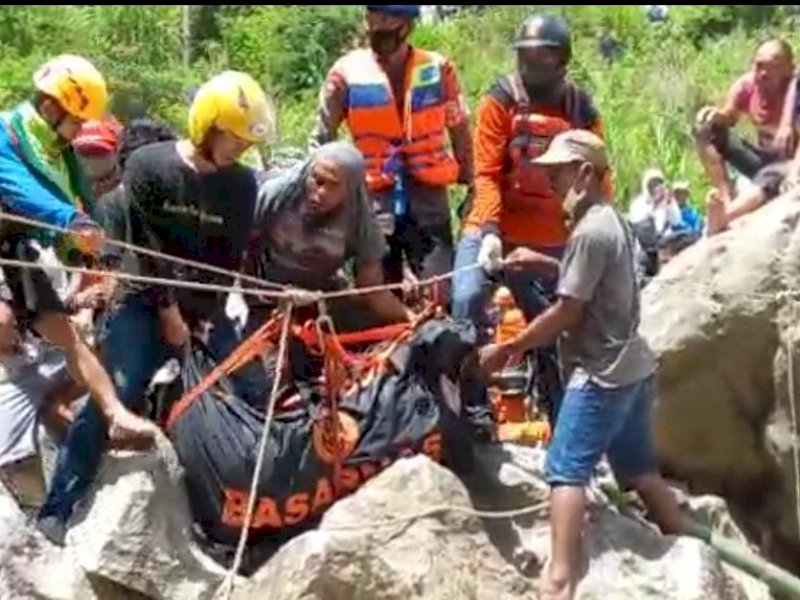 Tim SAR gabungan mengevakuasi jenazah korban lakalantas yang mobilnya terjun ke sungai. 