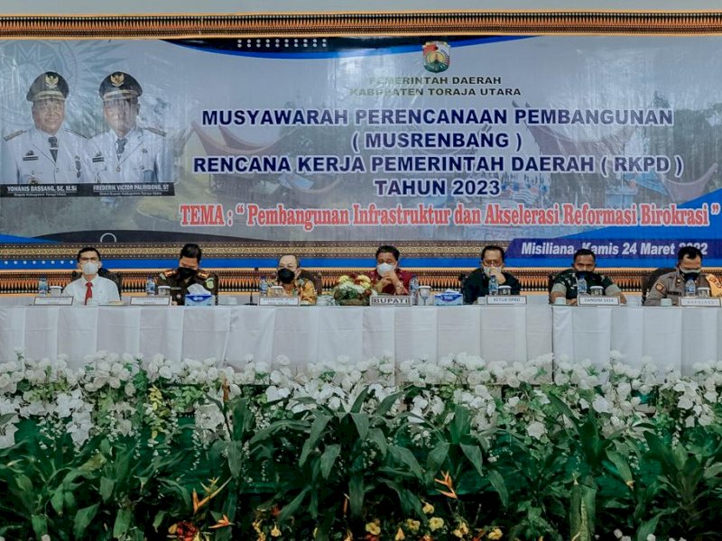 Bupati Torut Yohanis Bassang memberi pengarahan pada musrenbang RKPD.