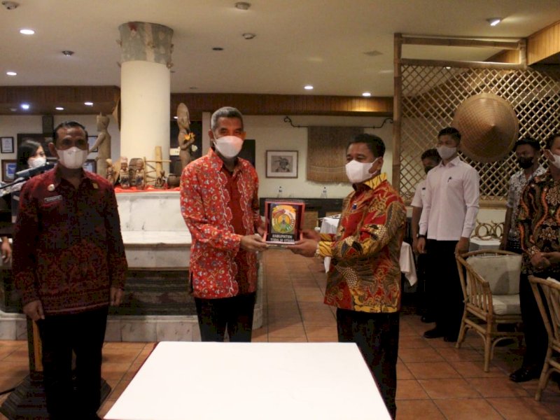 Bupati Toraja Utara Yohanis Bassang menandatangani nota kesepahaman (MoU) dengan Kepala Kantor Wilayah Kementerian Hukum dan HAM Sulawesi Selatan di Hotel Heritage Toraja, Rabu (23/3/2022).