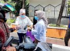 Jumat Berkah, Pengurus IKAWAN DPRD Makassar Bagi Makanan ke Pengemudi Ojol