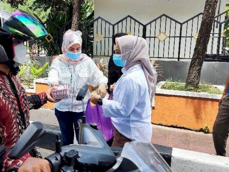 Ketua IKAWAN DPRD Kota Makassar, Irnawati Astuti menggelar &ldquo;Jumat Berkah Bagi-bagi", di sepanjang Jalan AP Pettarani Makassar, Jumat (25/03/2022).