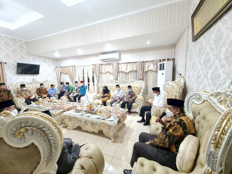 Bupati Wajo Amran Mahmud, pimpinan Forkopimda, Pimpinan MUI, pengurus pusat As&rsquo;adiyah dan sejumlah pimpinan ormas Islam melakukan pertemuan di rumah jabatan bupati di Pesanggrahan, Jumat (25/3/22) malam