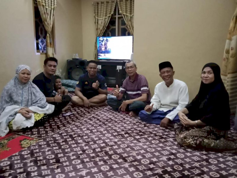 Kepala KPPN Watampone Rintok Juhirman mengunjungi rumah Kepala Seksi Bank, Muhammad Adry Said di Desa Ulugalung, Kecamatan Eremerasa, Kabupaten Bantaeng dalam rangka kegiatan Knowing Employee, Sabtu (26/3/2022).
