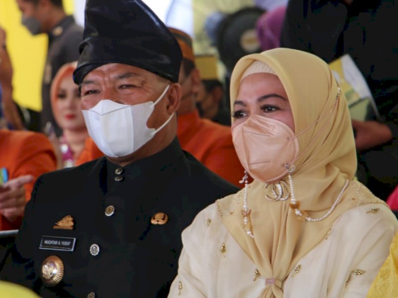 Bupati Bulukumba Andi Muchtar Ali Yusuf mengenakan pakaian adat Ammatoa Kajang di Hari Jadi Bone. (Ist)