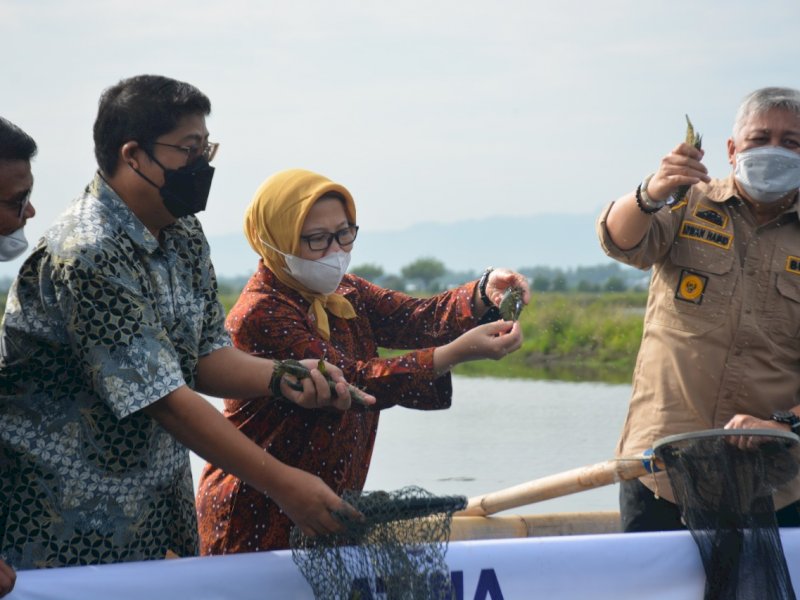 Bupati Irwan Hamid dampingi Dirjen Kementerian Kelautan Artati. (Ist)
