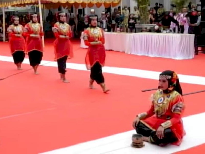 Tari Pabbarani Makkundrai yang ditampilkan pada puncak perayaan Hari Jadi Bone ke 692.