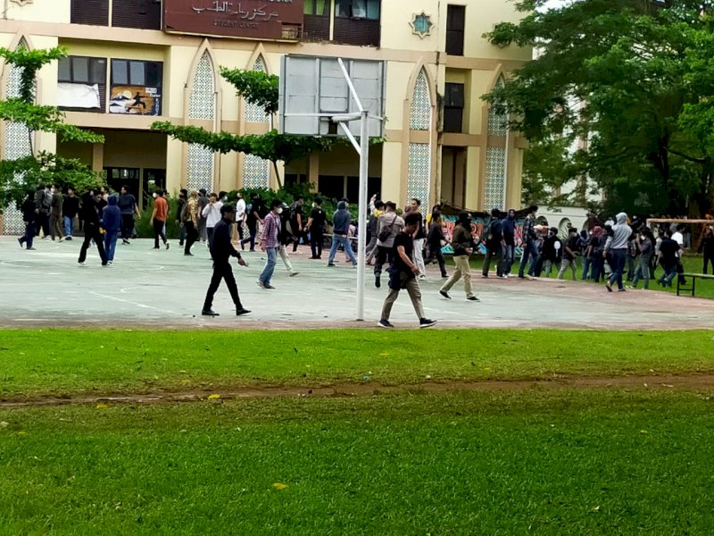 Mahasiswa UIN Alauddin Makassar terlibat bentrokan, Selasa siang (29/3/2022).