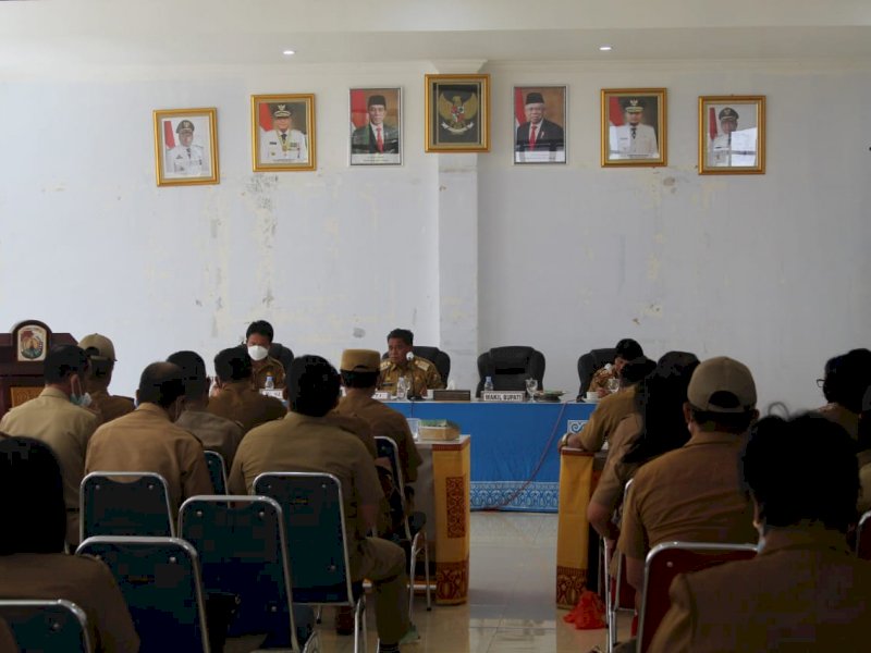 Bupati Toraja Utara Yohanis Bassang memimpin rapat panitia lomba kebersihan tingkat kabupaten di ruang pola Kantor Bupati Toraja Utara, Selasa (29/3/2022).