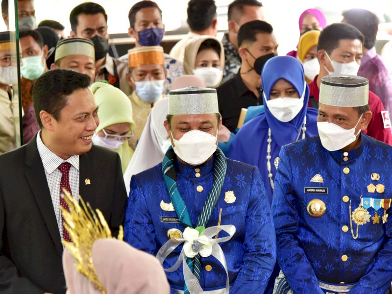 Bupati Wajo Amran Mahmud bersama Gubernur Sulsel Andi Sudirman Sulaiman dan Anggota DPR RI Andi Iwan Darmawan Aras. (Ist)