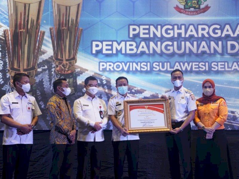 Wabup Wajo, Amran menerima Piagam Penghargaan sebagai Terbaik I Akselerasi Pencapaian Kinerja Pembangunan Daerah Sulsel yang diserahkan Gubernur Sulsel Andi Sudirman Sulaiman. (Ist)