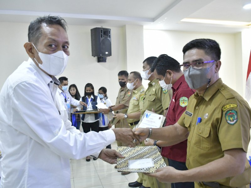 PWI Luwu Raya menobatkan Bupati Luwu Utara Indah Putri sebagai tokoh pendorong kemajuan, Selasa (29/3/2022).