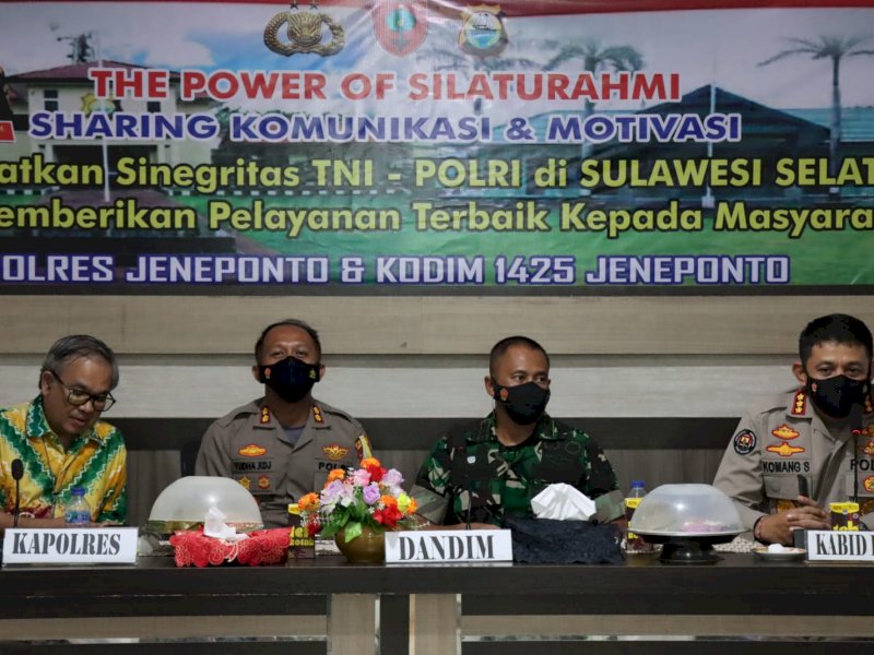 Motivator senior Aqua Dwipayana berbagi tips komunikasi dengan jajaran TNI/Polri di Kabupaten Jeneponto