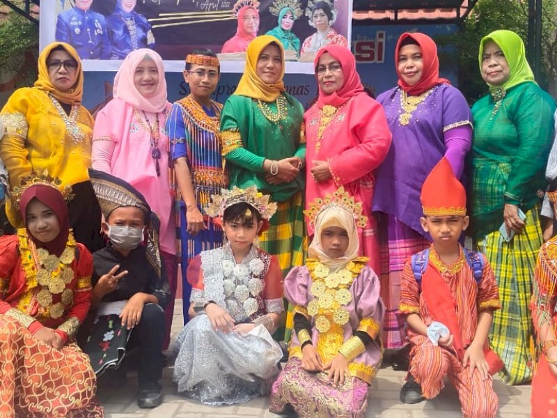 Guru dan murid SD Inpres Perumnas 1 di Jalan&nbsp;Bonto Dg Ngirate peringati hari kebudayaan Kota Makassar. (Ist)