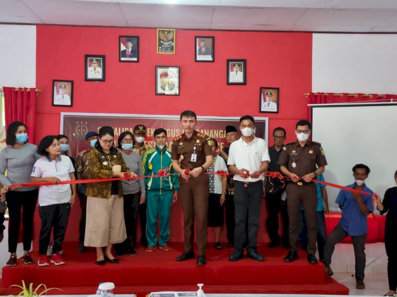 Kepala Cabang Kejari Tator Deri Fuad Rachman Sosialisasi Pembentukan Kampung Restorative Justice di Torut. (Ist)