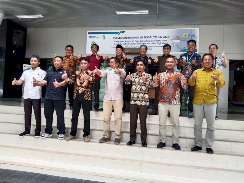 Ketua DPRD bersama Komisi III DPRD Tator foto bersama saat bertemu dengan Pimpinan Wilayah PLN Sulselrabar di Makassar. (Ist)